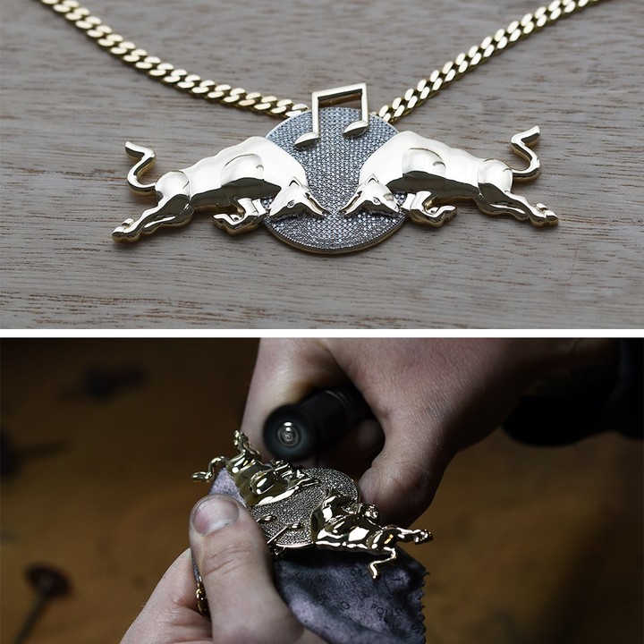 Rytmusov zlatý náhrdelník vážiaci 75g a osadený 417 diamantmi